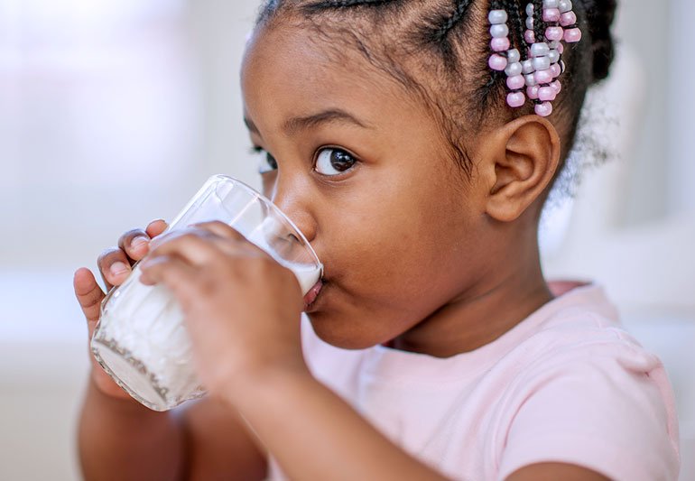 girlDrinksMilk 500229204 770x533 1